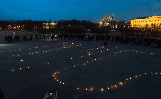 St. Petersburg residents form 14:40 figure to honor those killed in metro blast