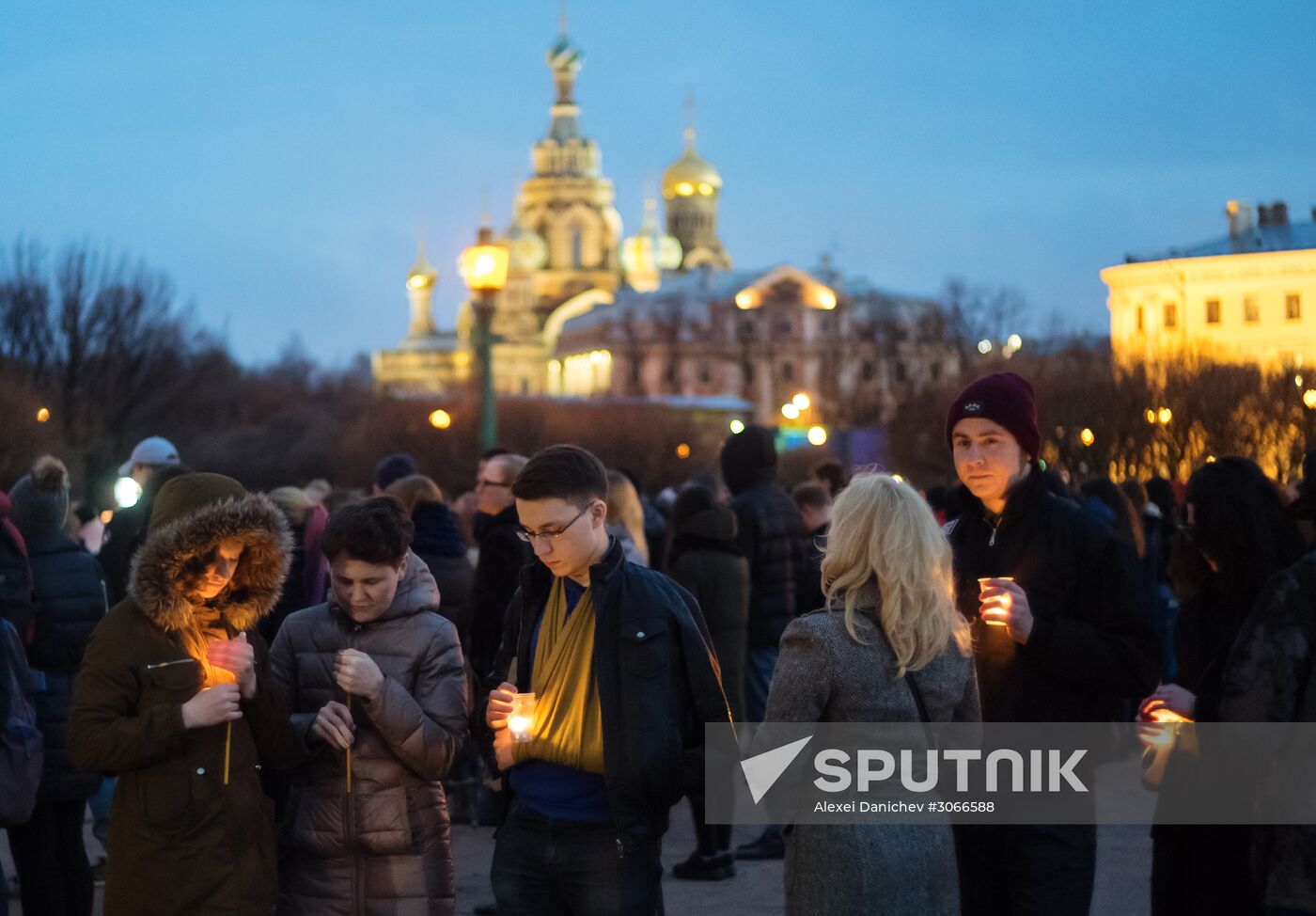 St. Petersburg residents form 14:40 figure to honor those killed in metro blast
