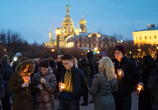 St. Petersburg residents form 14:40 figure to honor those killed in metro blast