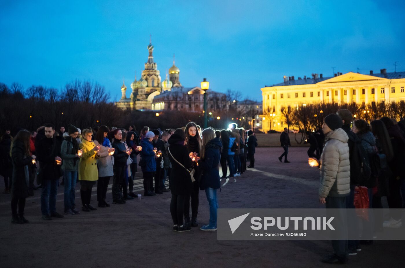St. Petersburg residents form 14:40 figure to honor those killed in metro blast