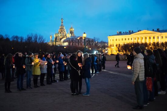 St. Petersburg residents form 14:40 figure to honor those killed in metro blast