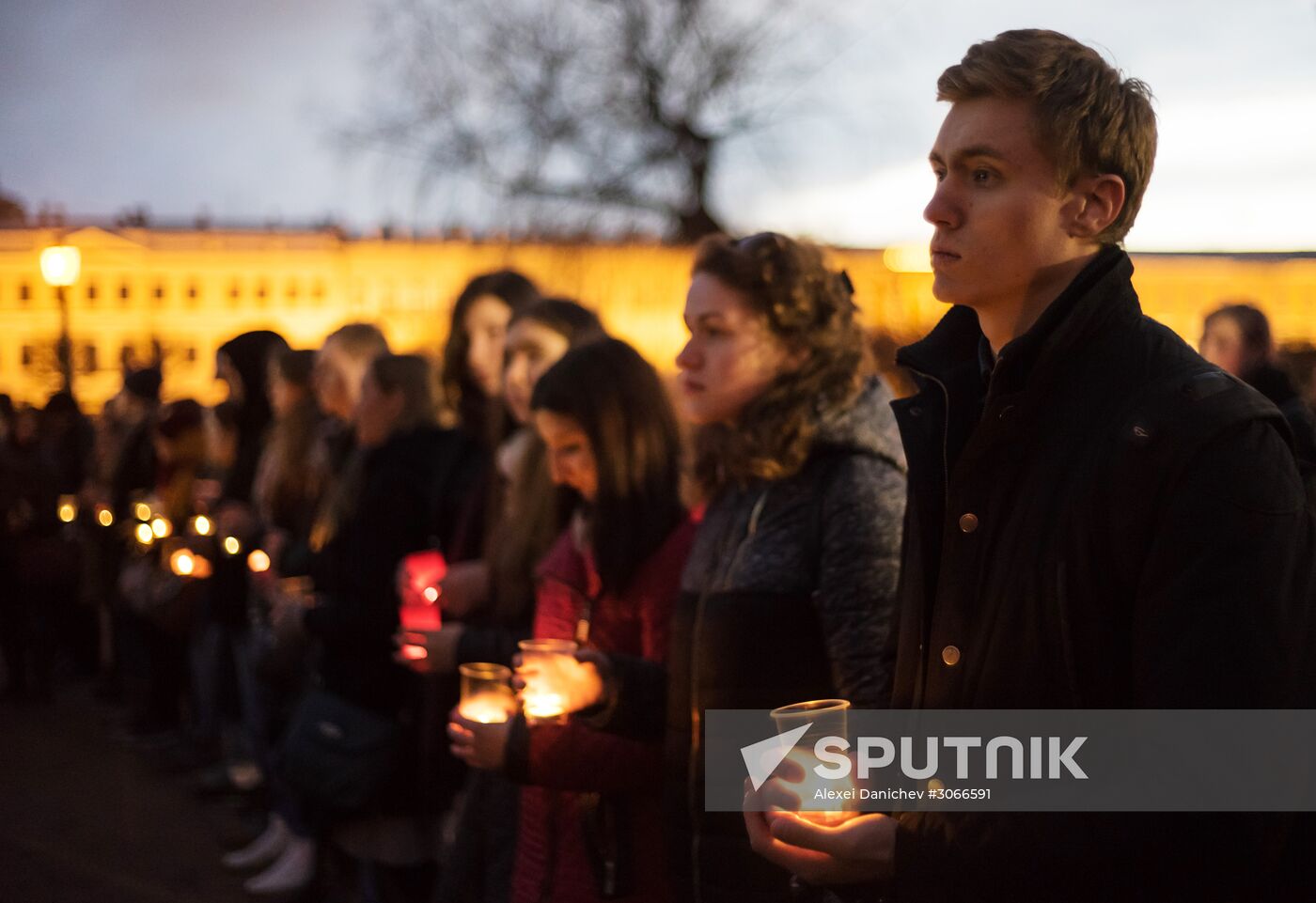St.Petersburg residents form 14:40 figure to honor metro blast victims