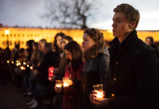 St.Petersburg residents form 14:40 figure to honor metro blast victims