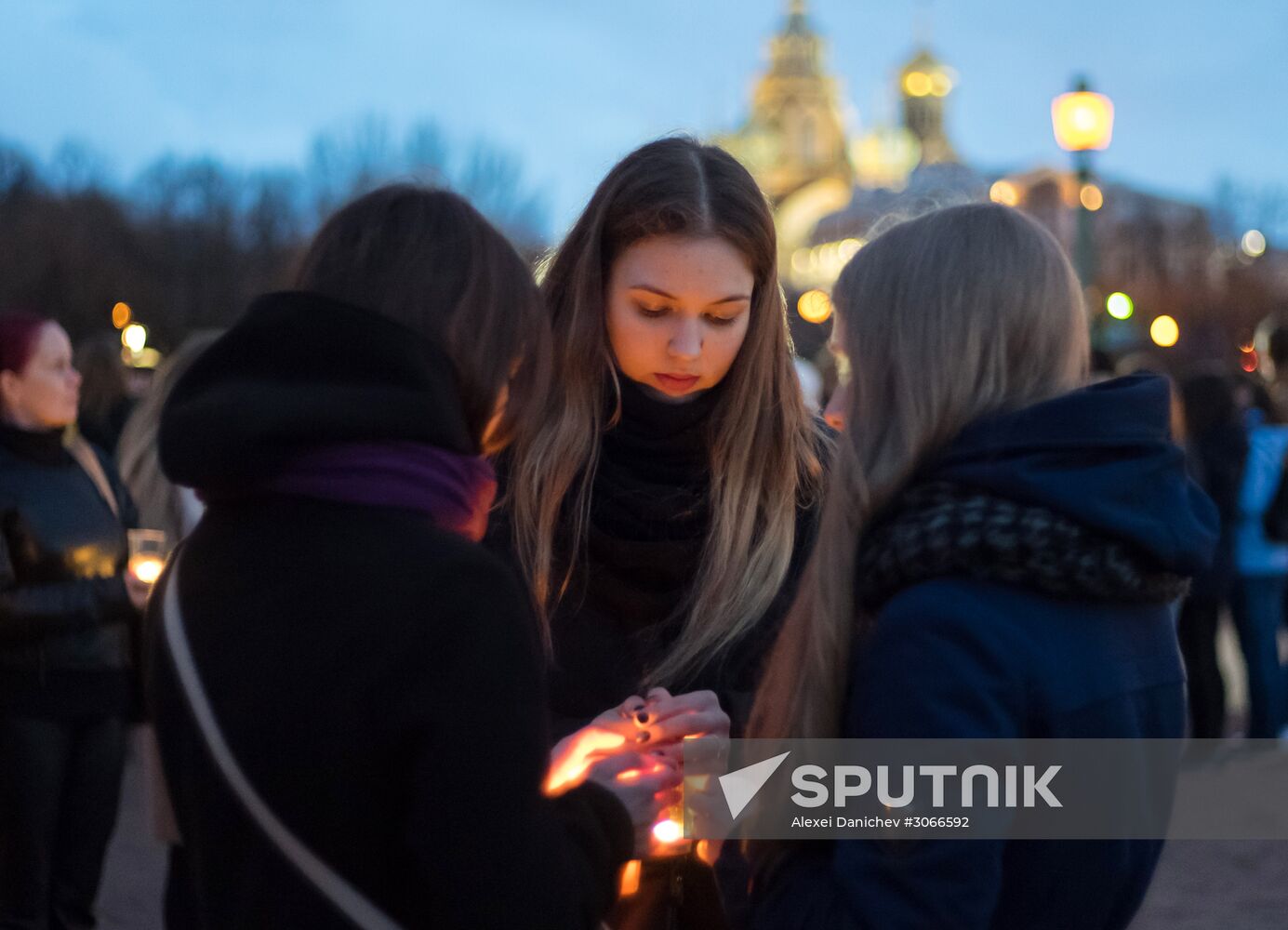 St.Petersburg residents form 14:40 figure to honor metro blast victims