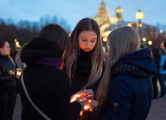 St.Petersburg residents form 14:40 figure to honor metro blast victims
