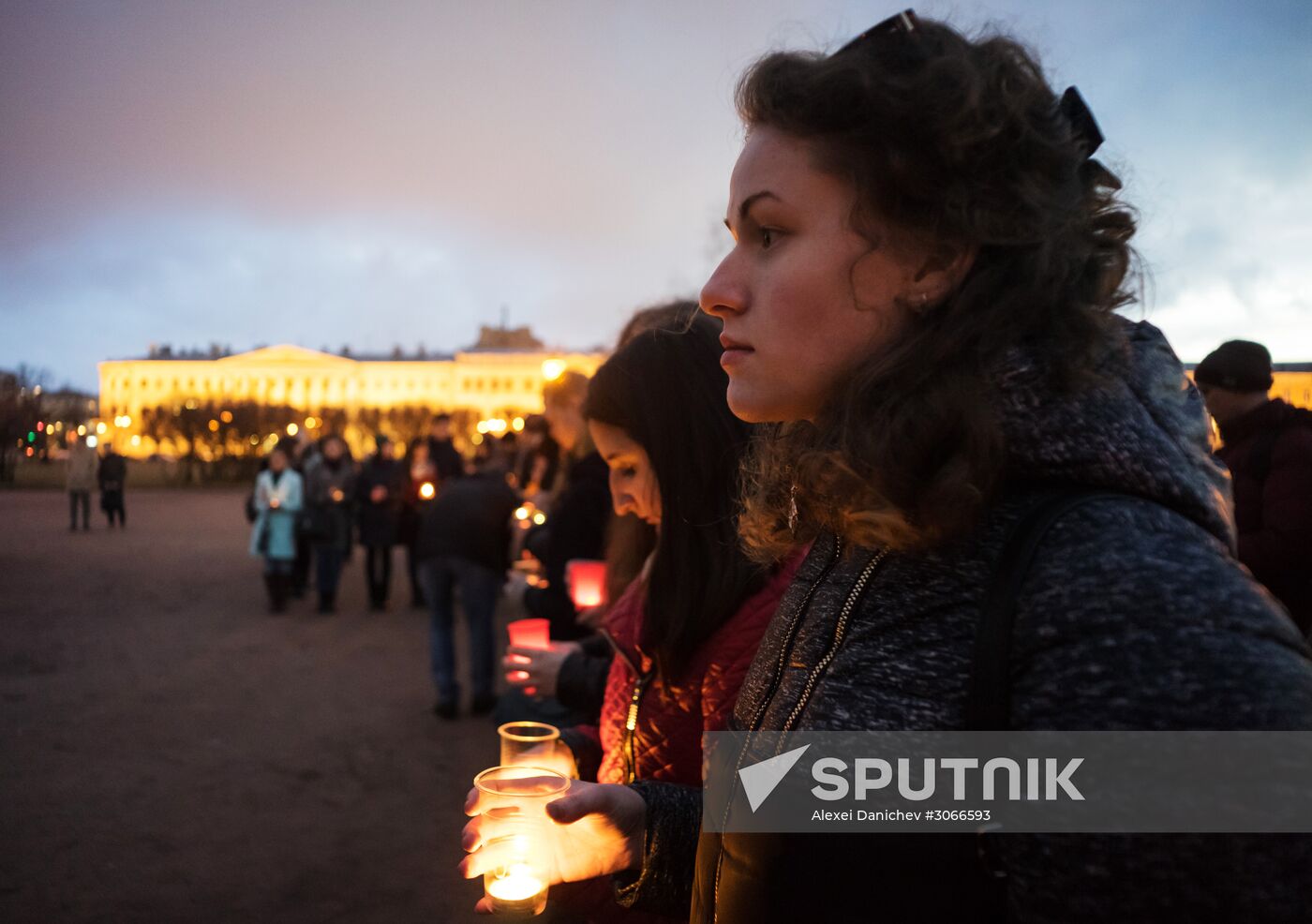 St.Petersburg residents form 14:40 figure to honor metro blast victims