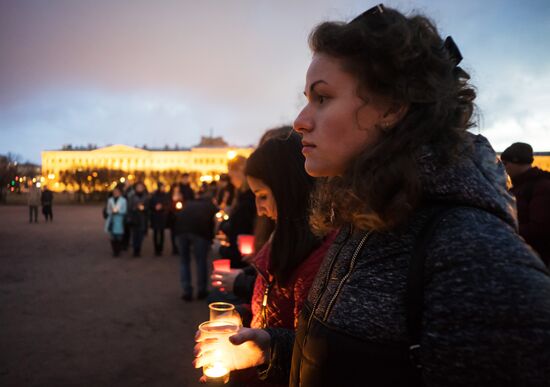 St.Petersburg residents form 14:40 figure to honor metro blast victims