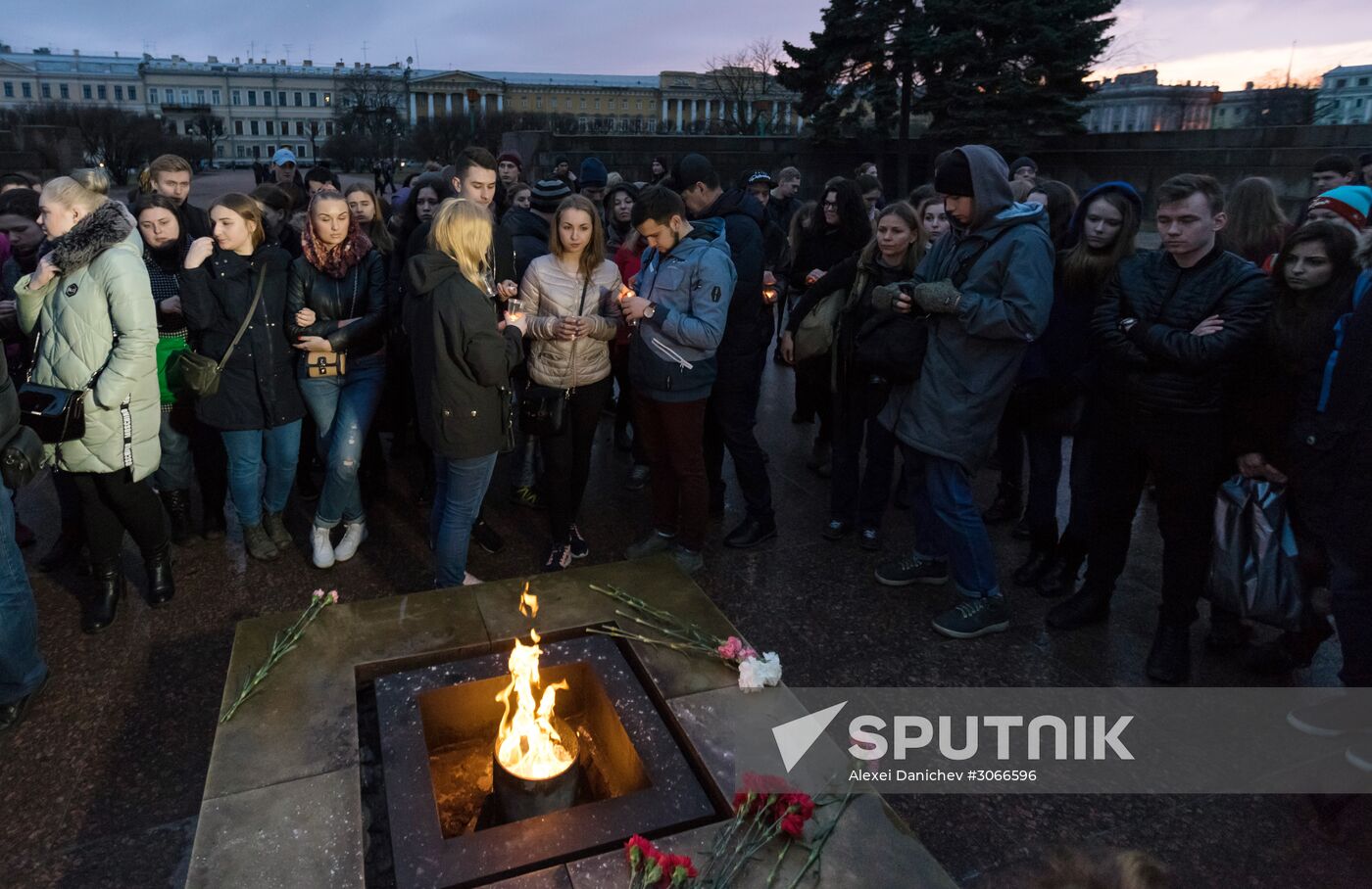 St.Petersburg residents form 14:40 figure to honor metro blast victims