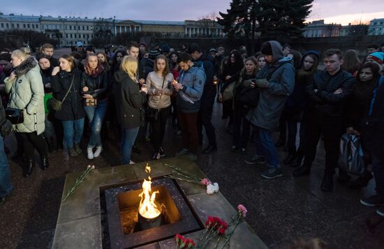 St.Petersburg residents form 14:40 figure to honor metro blast victims