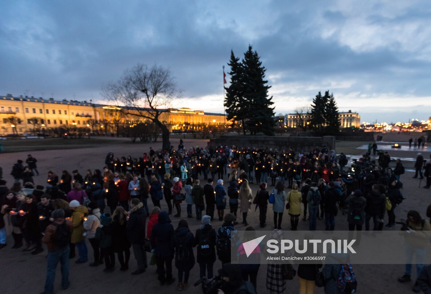 St.Petersburg residents form 14:40 figure to honor metro blast victims