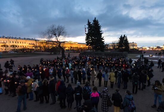 St.Petersburg residents form 14:40 figure to honor metro blast victims