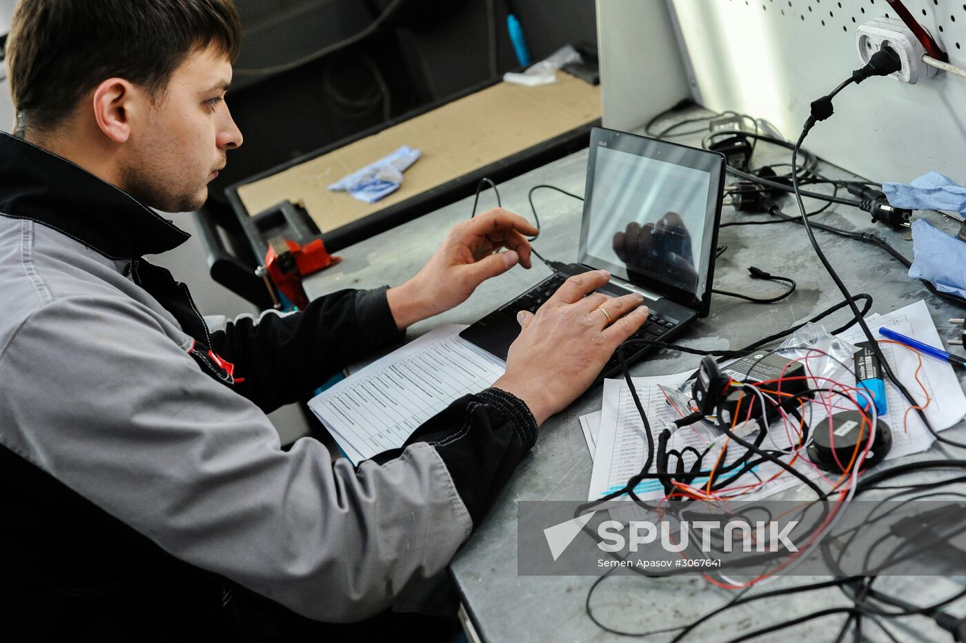 Installing ERA-GLONASS system in Vladivostok.