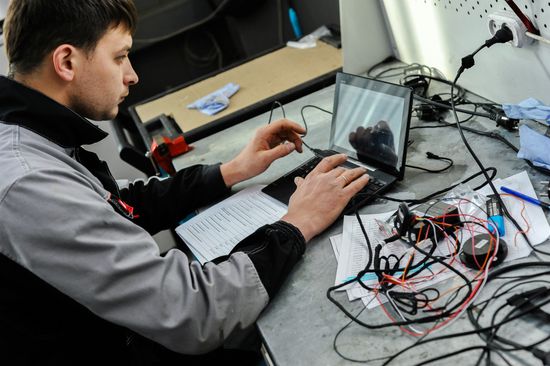 Installing ERA-GLONASS system in Vladivostok.
