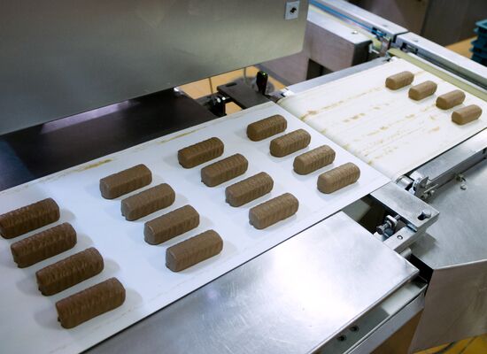 Production of B.Yu. Aleksandrov chocolate covered curd cheese bars