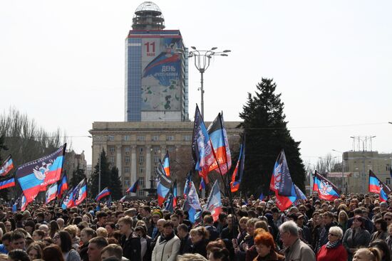 Rally in Donetsk marks anniversary of Donetsk People's Republic