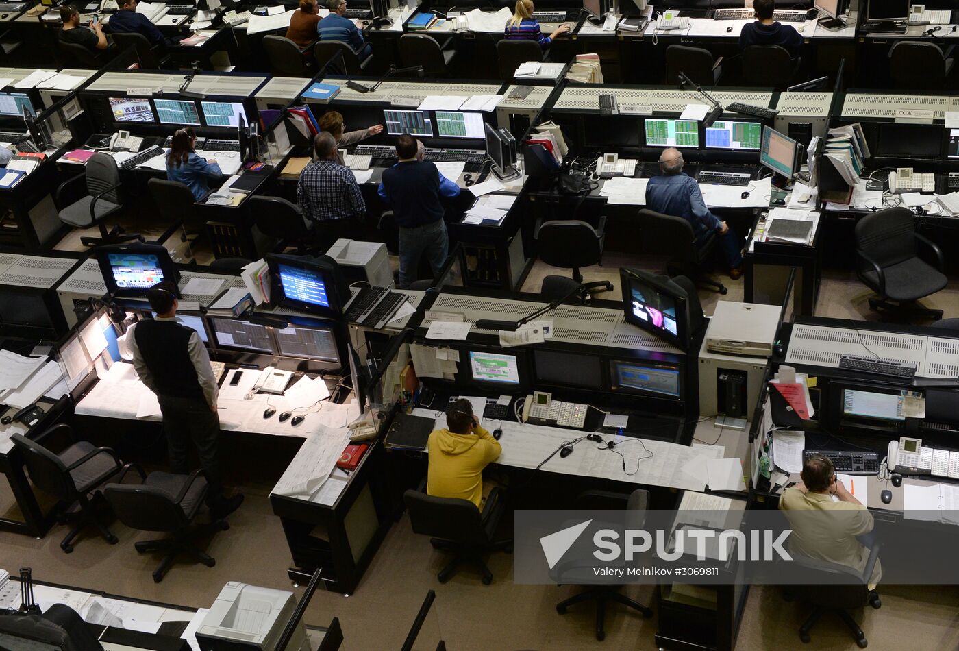 Mission control center conducts undocking and landing of Soyuz MS-02 manned spacecraft