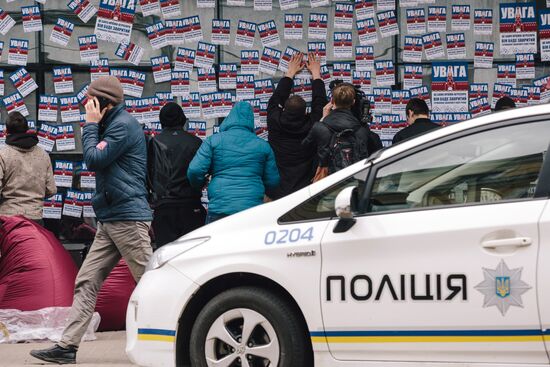 Radicals stage protests at Sberbank branches in Ukraine