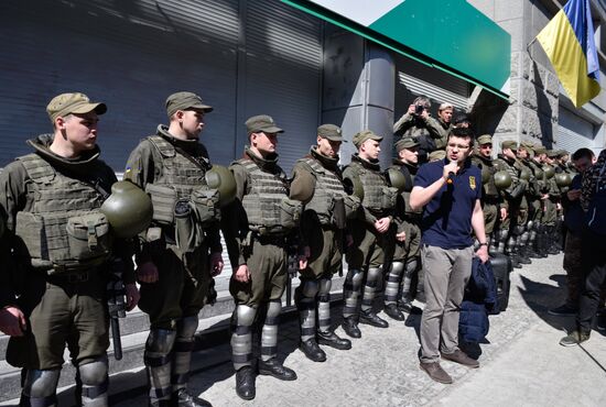 Radicals stage protests at Sberbank branches in Ukraine
