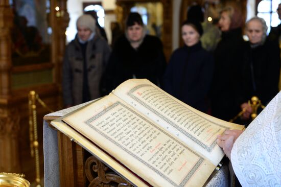 Prayer for the preparation of Chrism in the Donskoy monastery's Small Cathedral