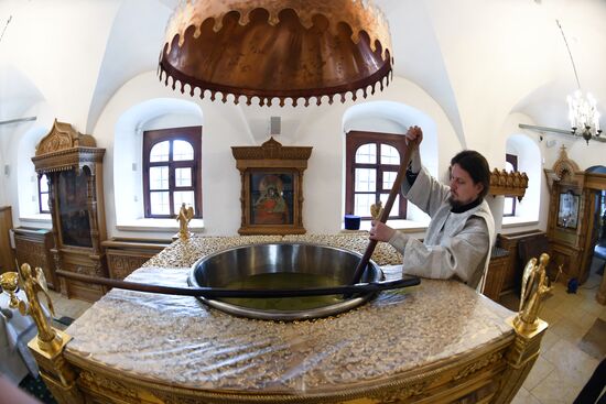 Prayer for the preparation of Chrism in the Donskoy monastery's Small Cathedral