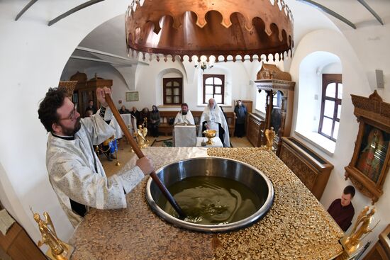 Prayer for the preparation of Chrism in the Donskoy monastery's Small Cathedral
