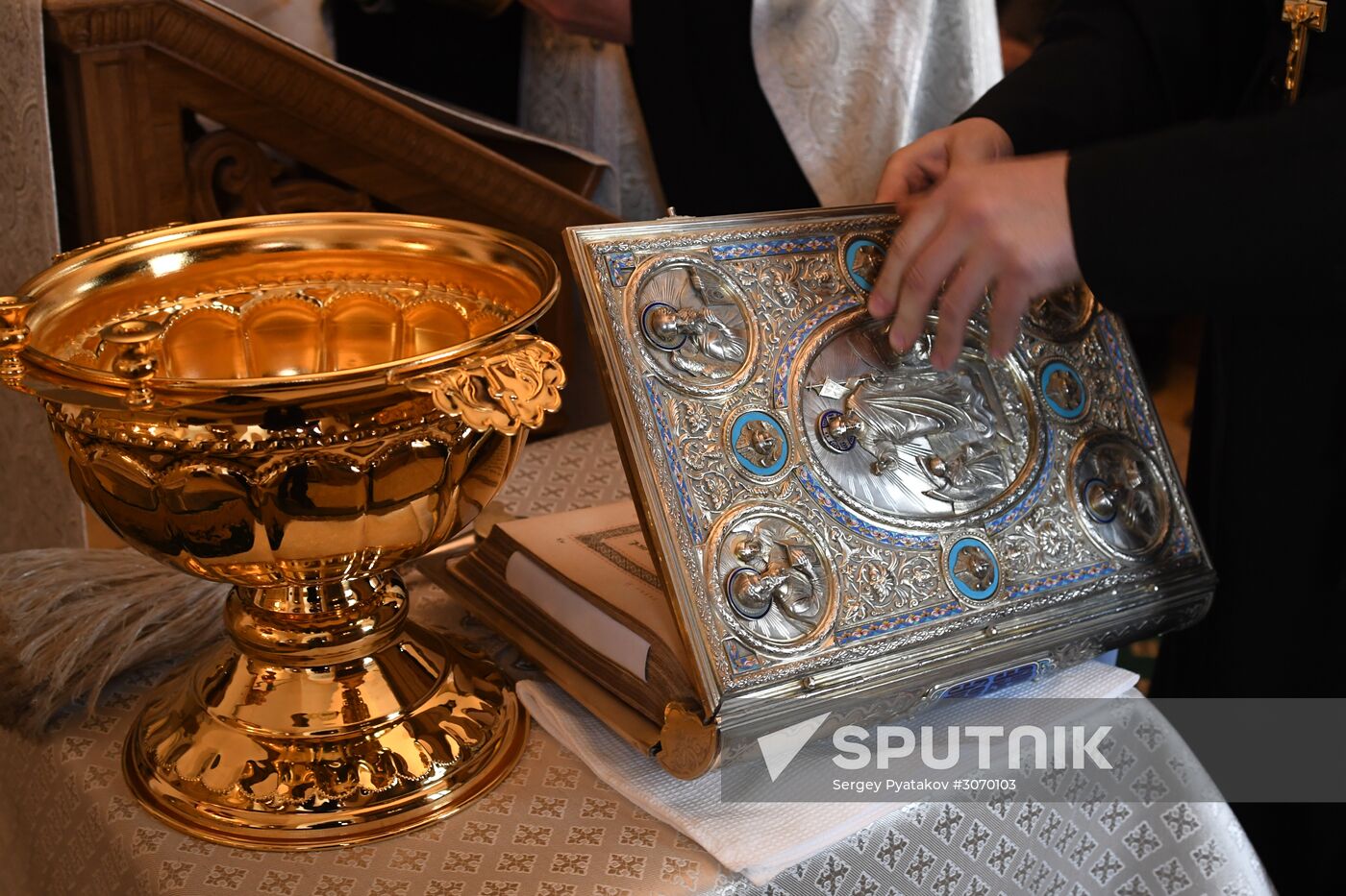 Prayer for the preparation of Chrism in the Donskoy monastery's Small Cathedral