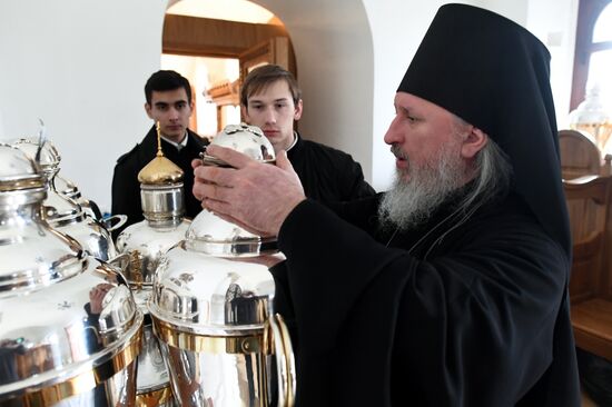Prayer for the preparation of Chrism in the Donskoy monastery's Small Cathedral