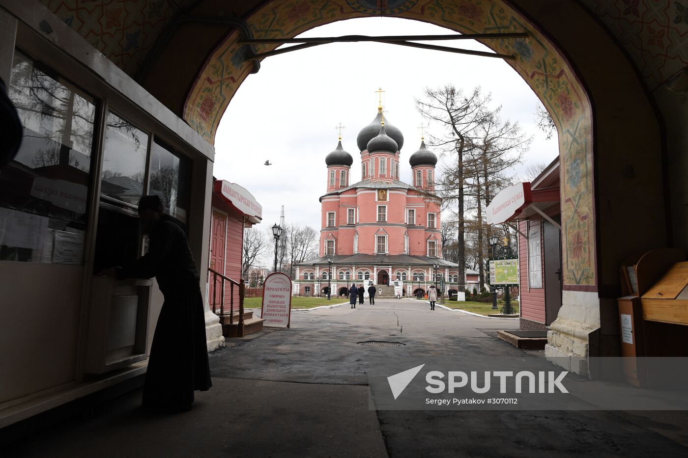 Prayer for the preparation of Chrism in the Donskoy monastery's Small Cathedral