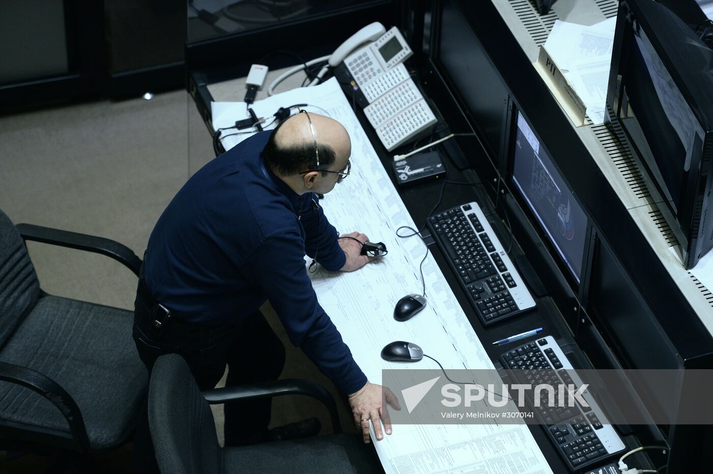 Mission control center conducts undocking and landing of Soyuz MS-02 manned spacecraft
