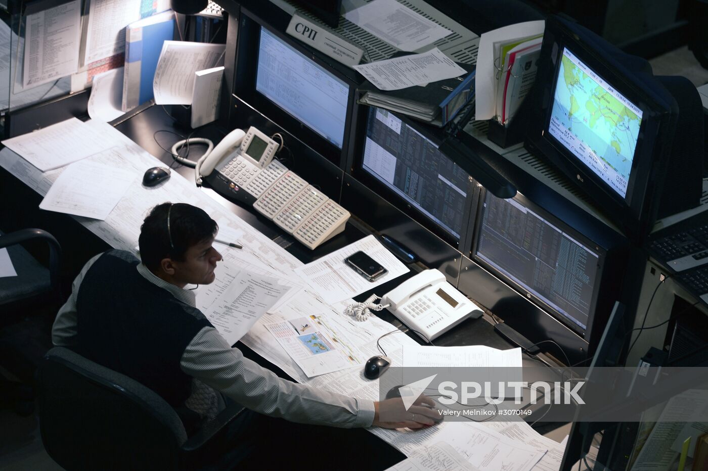Mission control center conducts undocking and landing of Soyuz MS-02 manned spacecraft