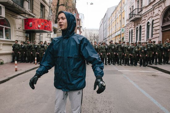 Radicals stage protests at Sberbank branches in Ukraine
