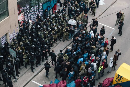 Radicals stage protests at Sberbank branches in Ukraine