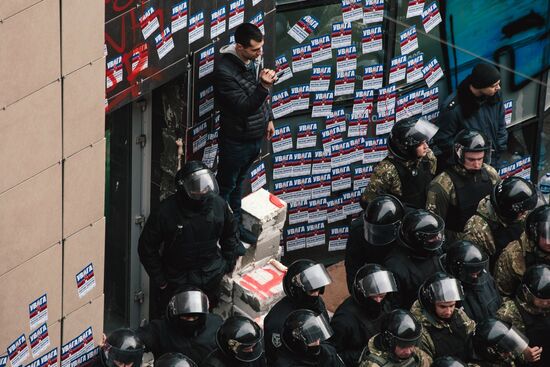 Radicals stage protests at Sberbank branches in Ukraine