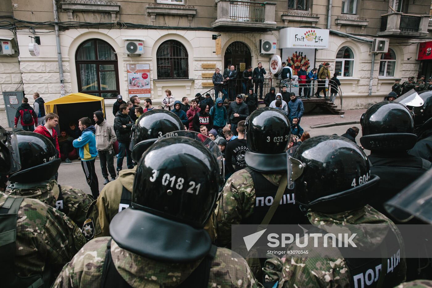 Radicals stage protests at Sberbank branches in Ukraine