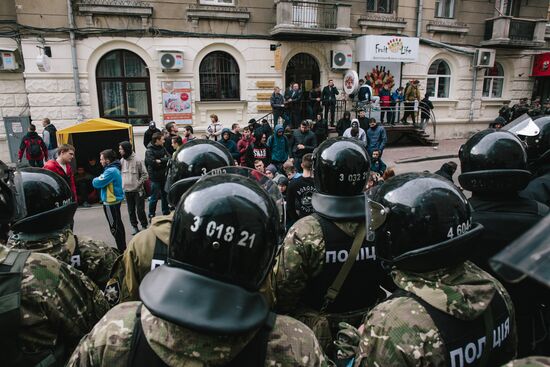 Radicals stage protests at Sberbank branches in Ukraine