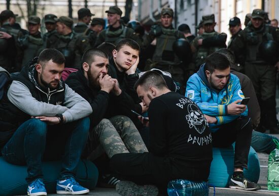 Radicals stage protests at Sberbank branches in Ukraine