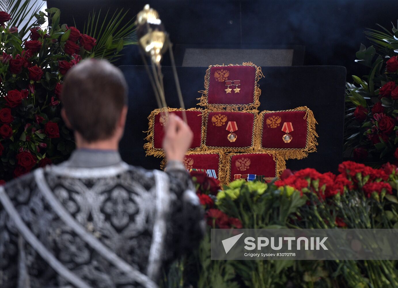 Paying last respects to cosmonaut Georgy Grechko
