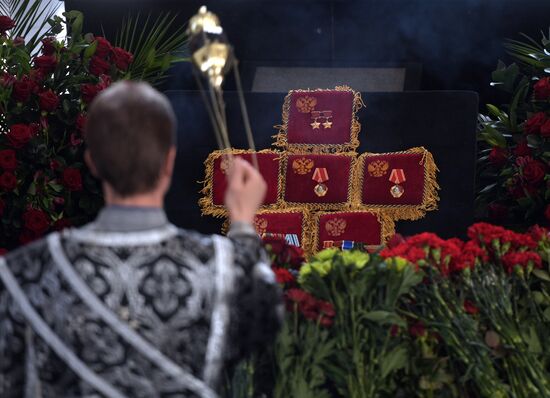 Paying last respects to cosmonaut Georgy Grechko
