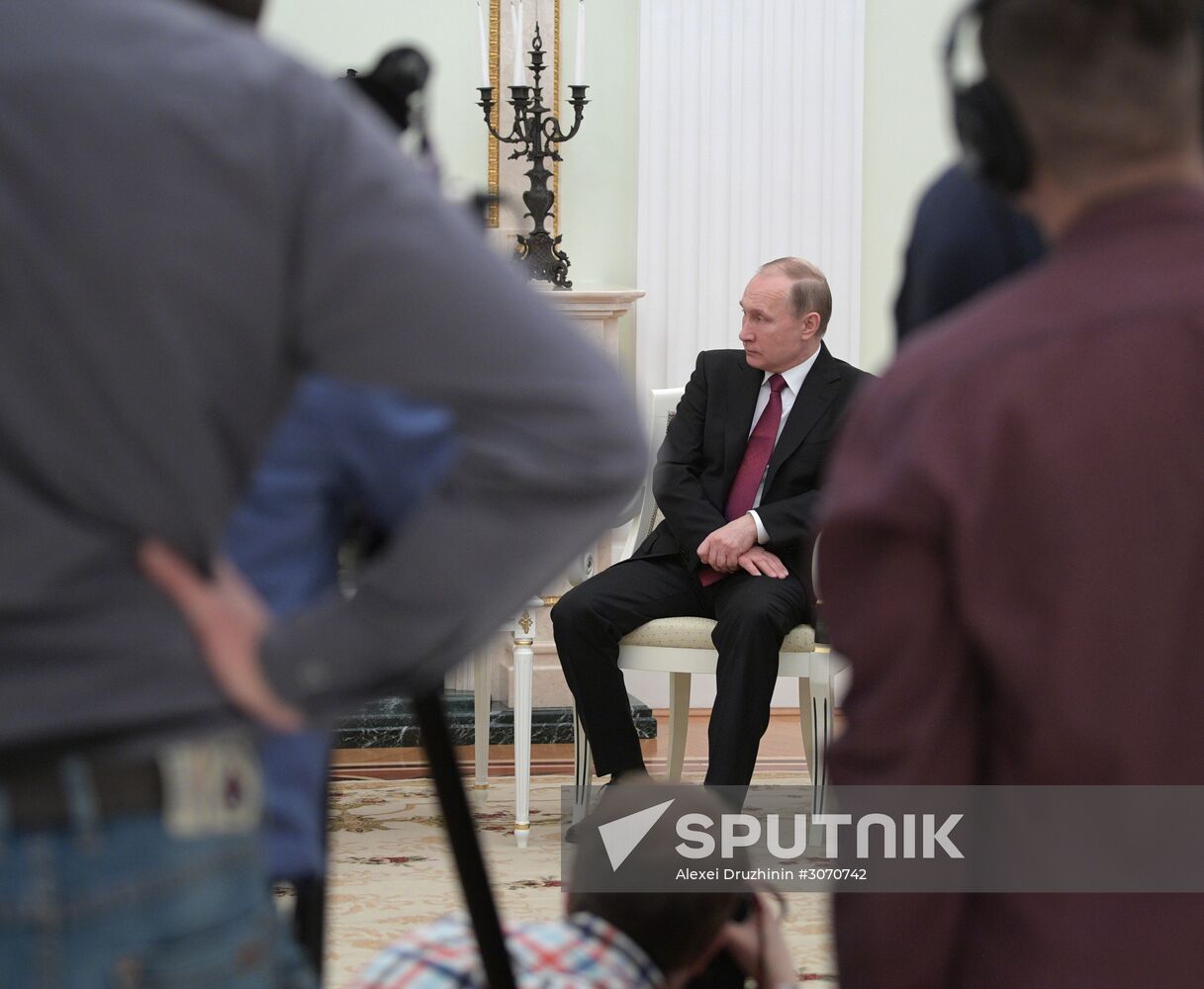 Vladimir Putin meets with Italian President Sergio Mattarella