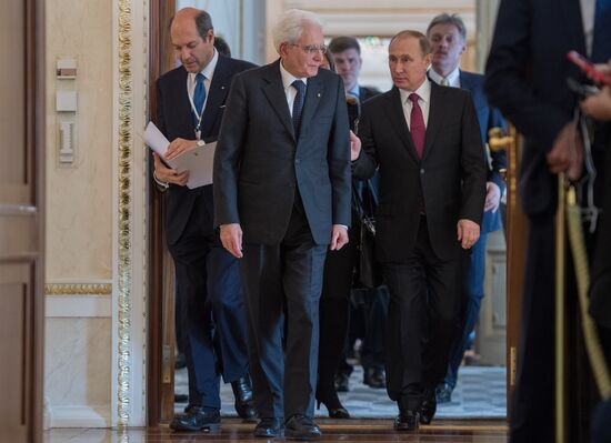 Vladimir Putin meets with Italian President Sergio Mattarella