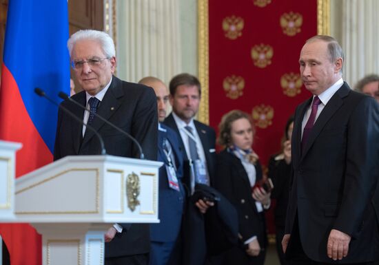 Vladimir Putin meets with Italian President Sergio Mattarella