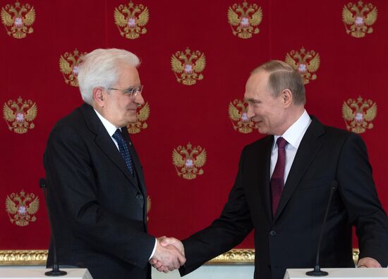 Vladimir Putin meets with Italian President Sergio Mattarella