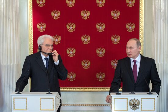 Vladimir Putin meets with Italian President Sergio Mattarella