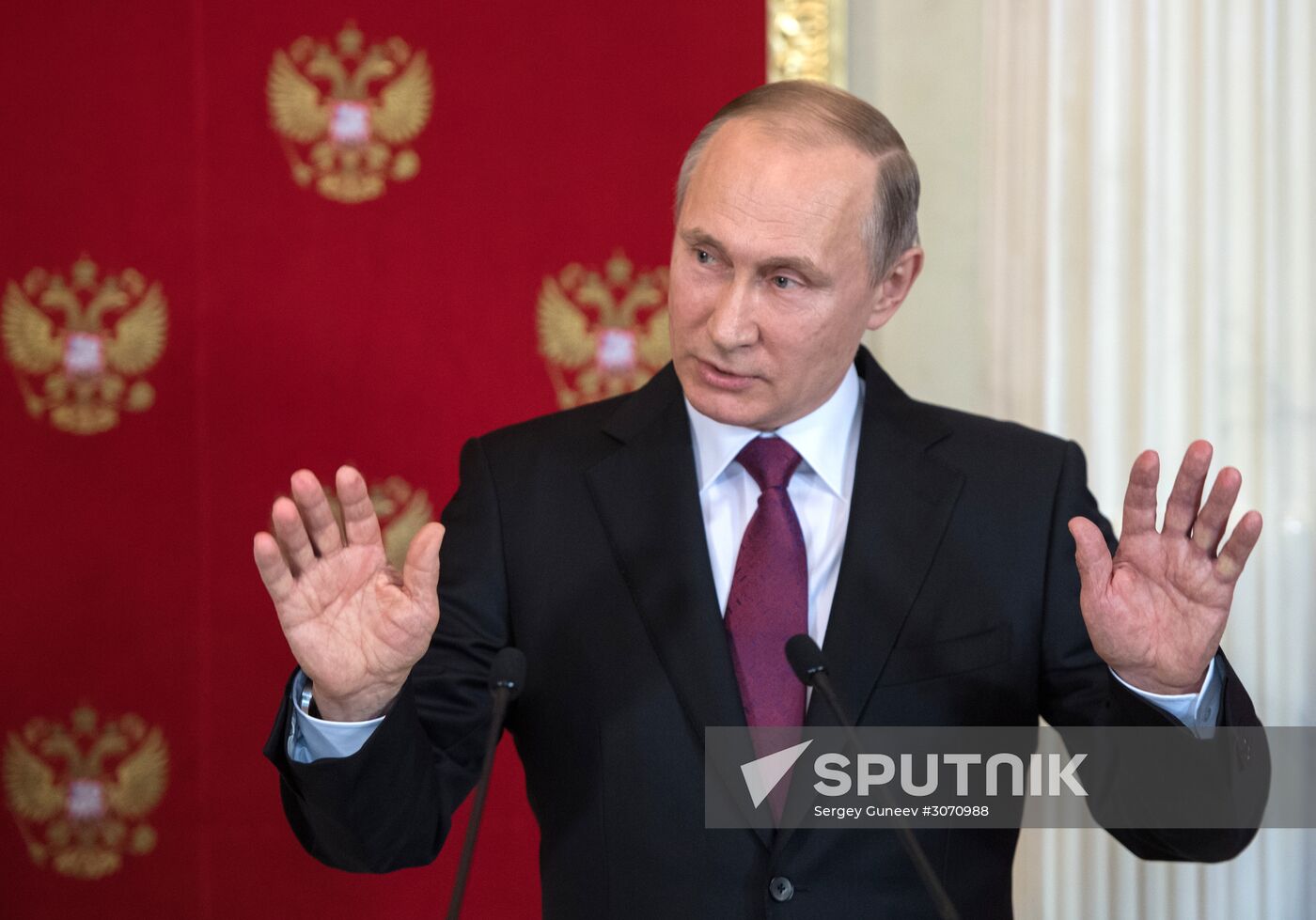 Vladimir Putin meets with Italian President Sergio Mattarella