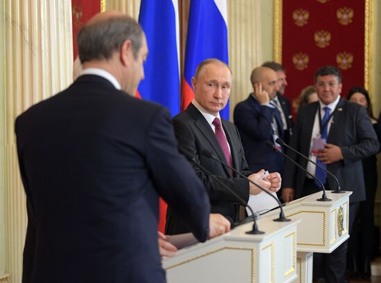 Vladimir Putin meets with Italian President Sergio Mattarella