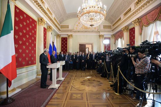 Vladimir Putin meets with Italian President Sergio Mattarella