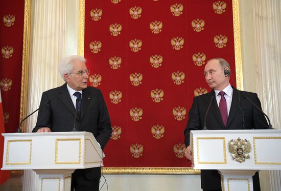 Vladimir Putin meets with Italian President Sergio Mattarella