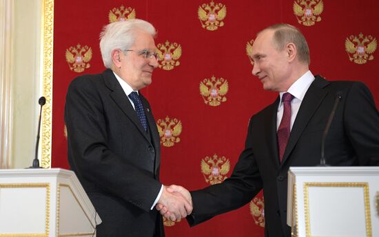 Vladimir Putin meets with Italian President Sergio Mattarella