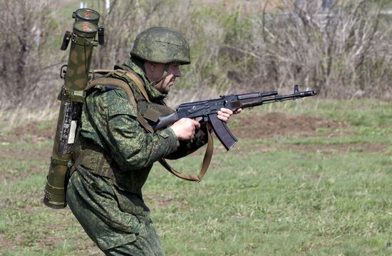 Drill of Lugansk People's Republic people's militia