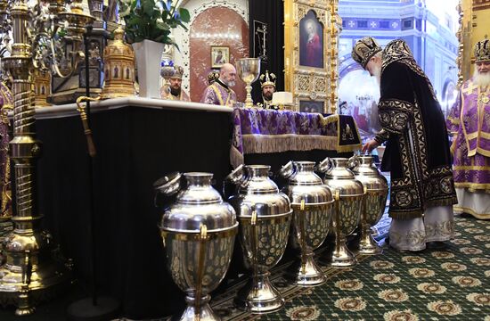 Patriarch holds service at Christ the Savior Cathedral on Maundy Thursday